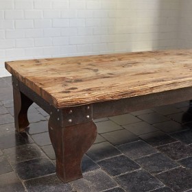Table central en bois massif et fer