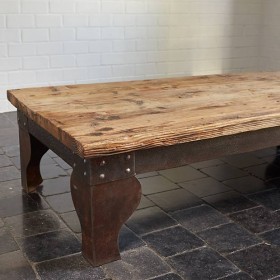 Salontafel in massief hout en smeedijzer